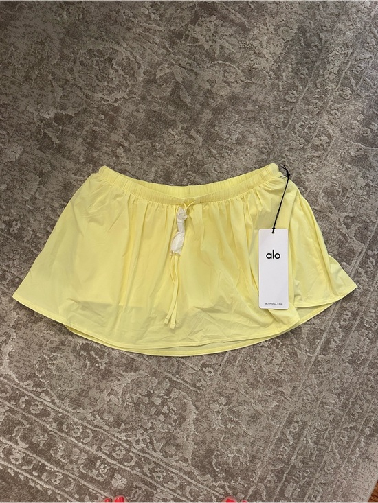 ALO Yoga Dresses & Skirts - NWT Alo Breezy Tennis Skirt - Sunshine - Size Small